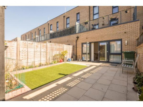 Pass the Keys Modern 2 Bed Property with Balcony and Garden